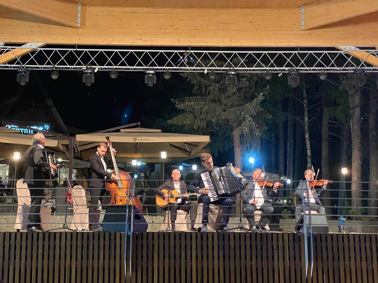 Изворске капи- Прва хармоника Србије 