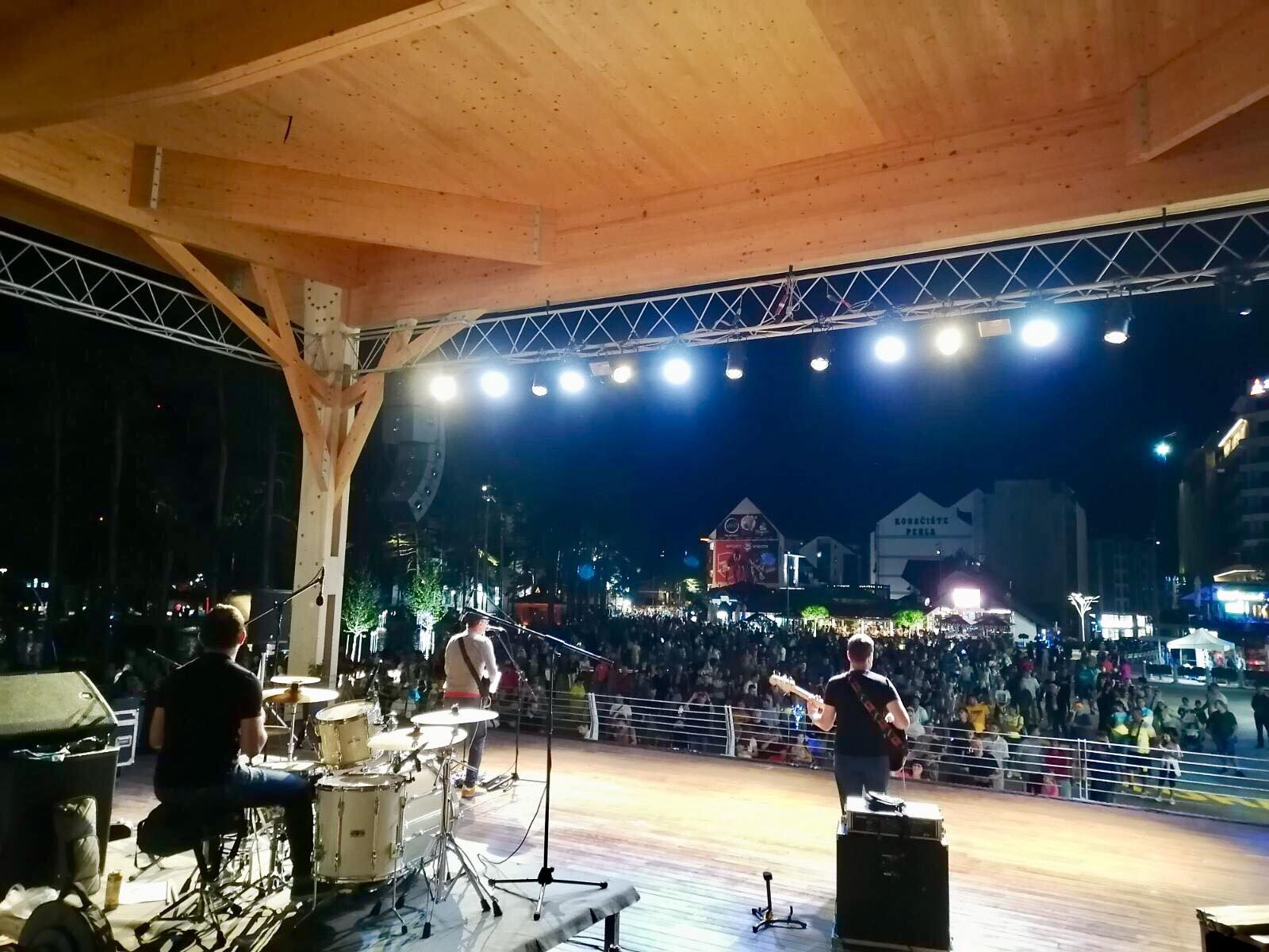 Вече блуза на Краљевом тргу