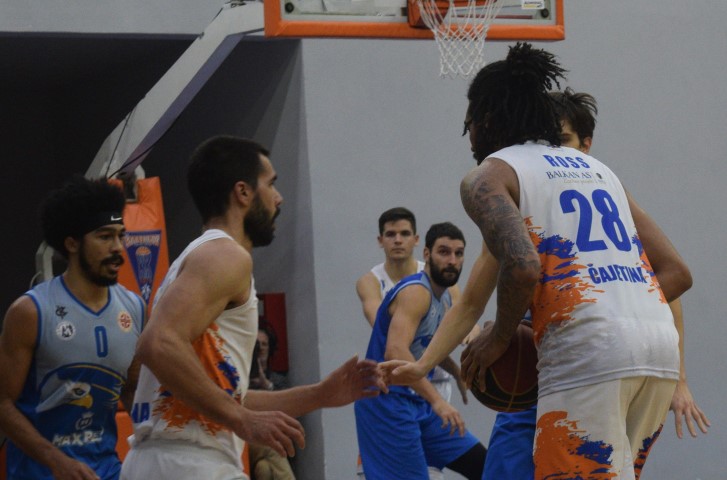 Кошаркаши Златибора Немања Протић и Лакуинтон Рос на утакмици против Младости