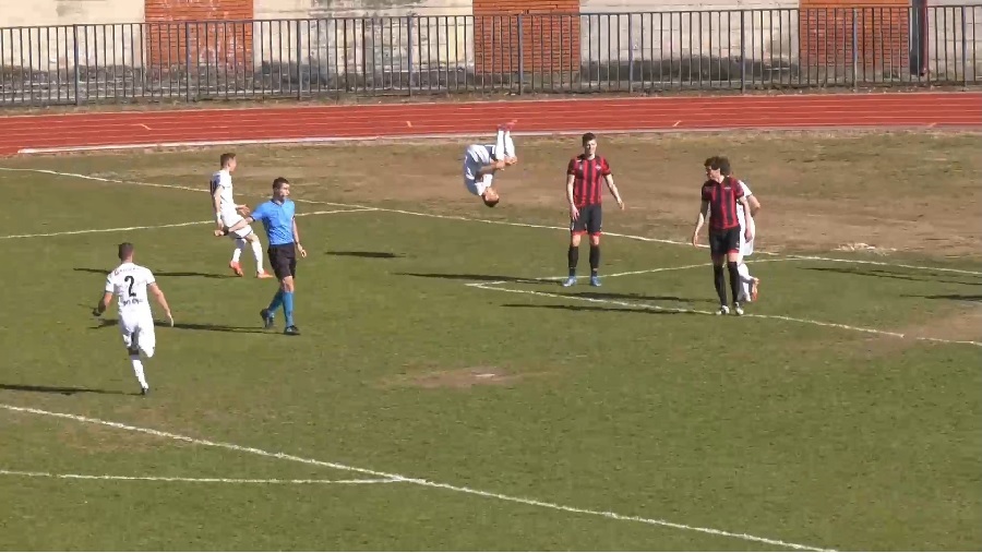 Фудбалери Златибора прослављају гол 