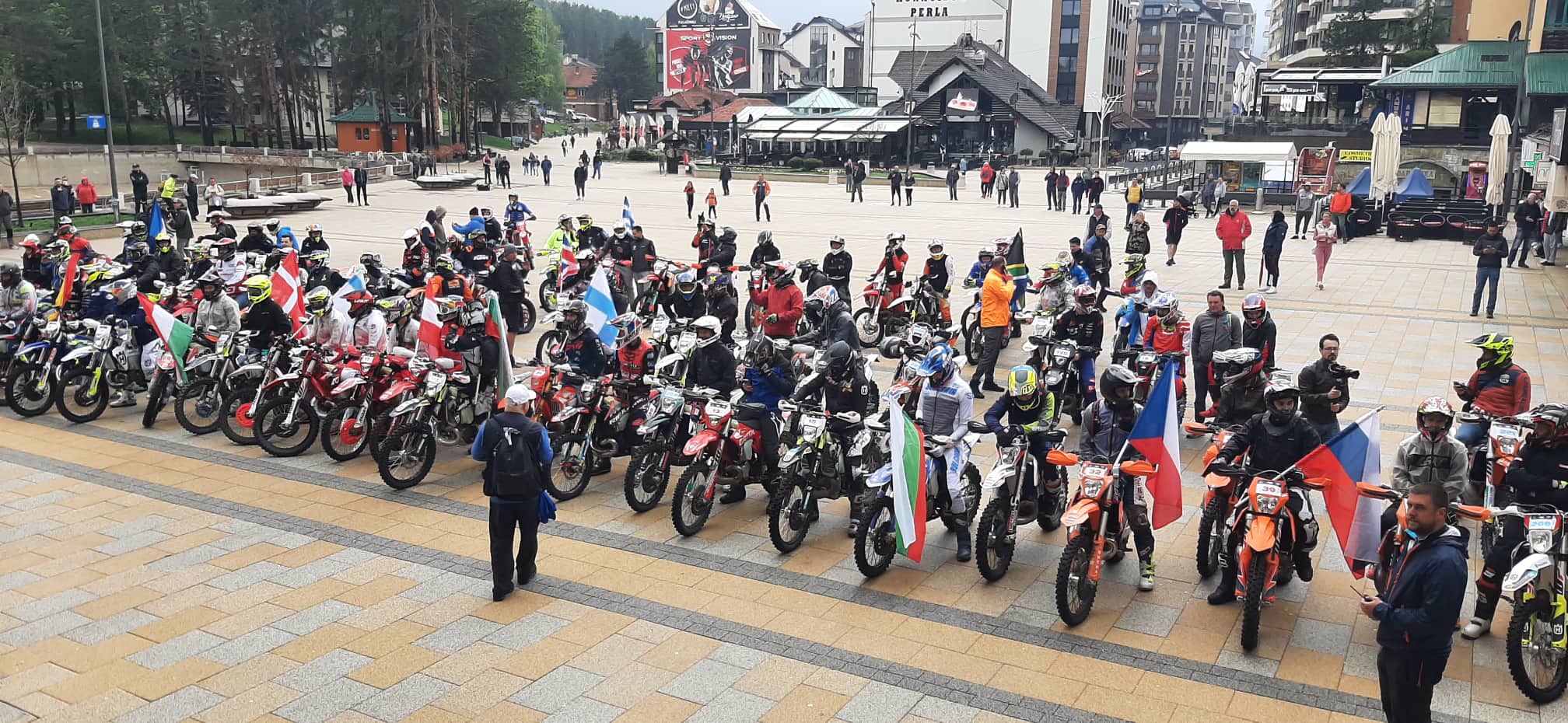 Ендуро мотоциклисти на Краљевом тргу Ендуро мотоциклисти на Краљевом тргу