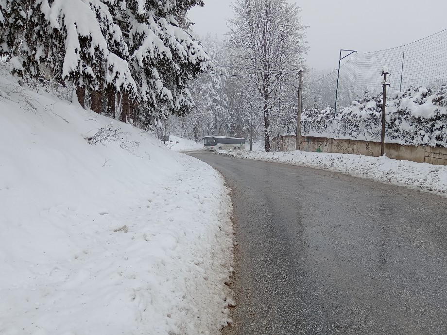Време облачно и магловито , коловози мокри, илустрација вести 