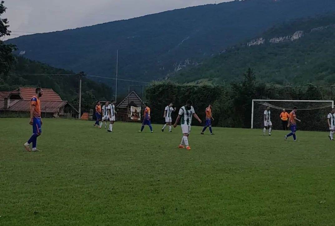 Фудбалери Чајетине на утакмици у Мокрој Гори