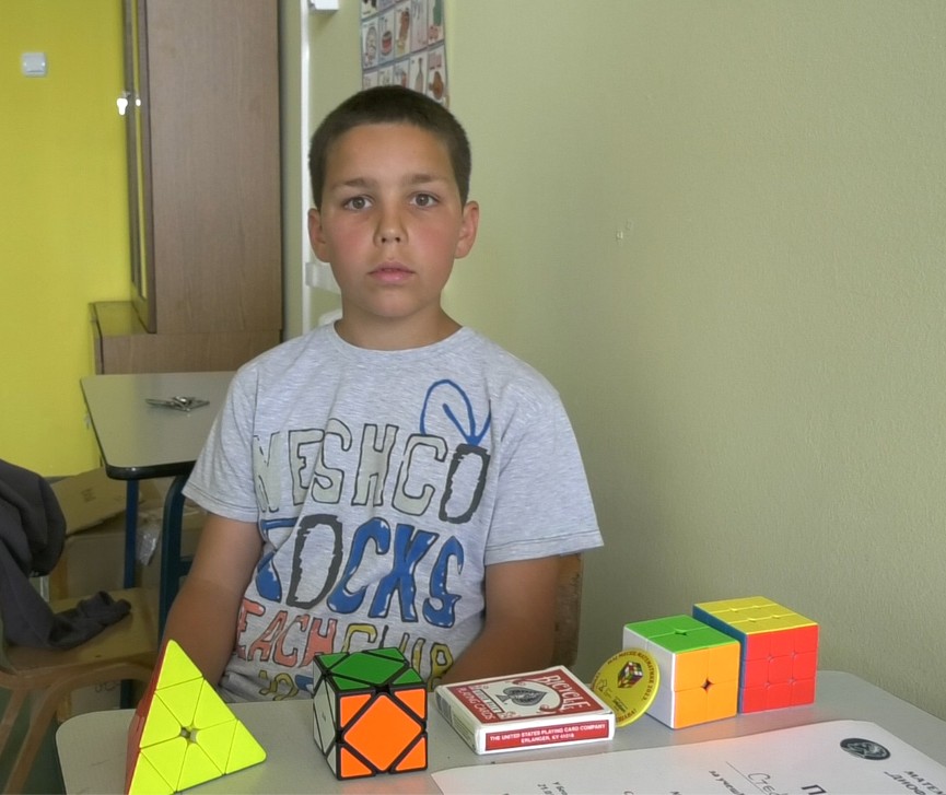 Стефан Шишовић и њехове вештине у слагању Рубикове коцке 