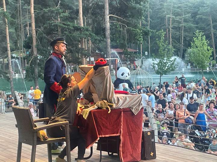Весели возић на Краљевом тргу Весели возић на Краљевом тргу