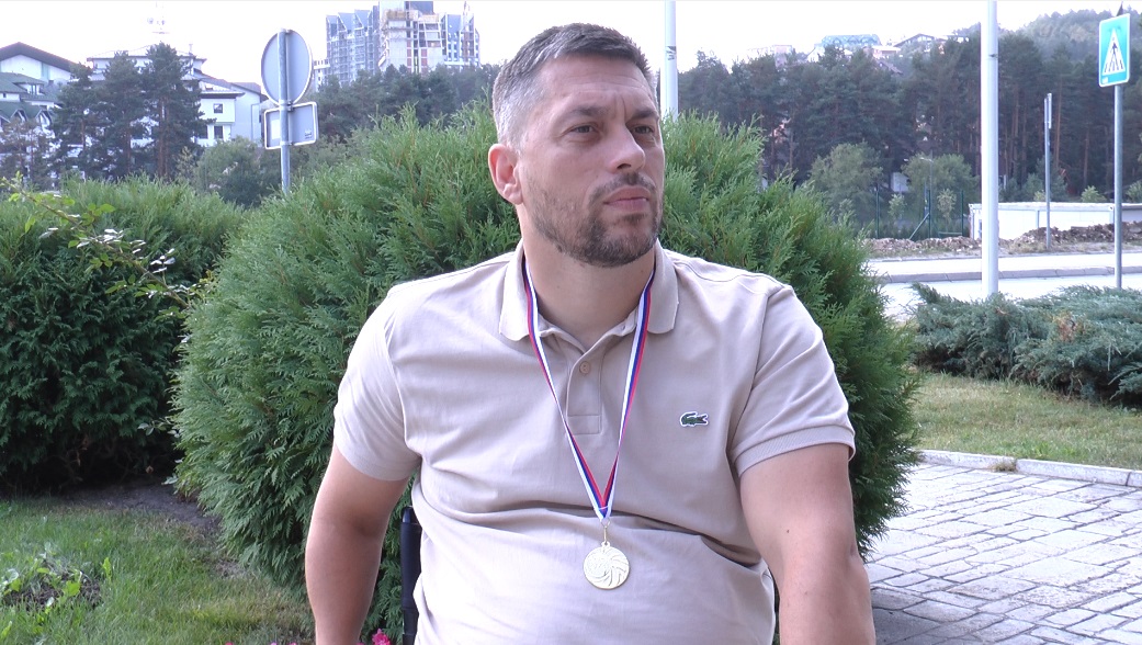 Радишић са златом са меморијалног митинга