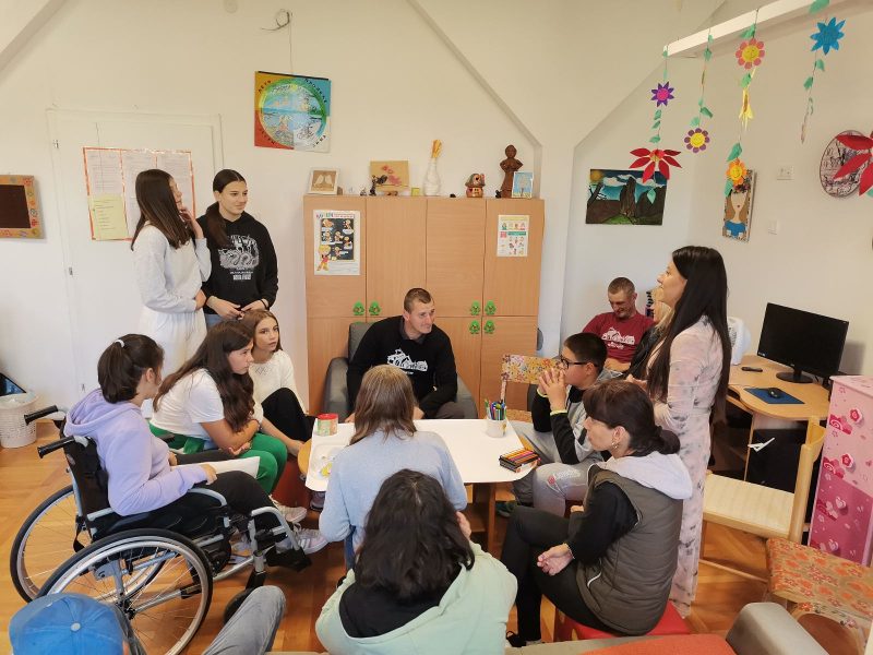 Дружење волонтера са корисницима Дневног боравка Зрачак