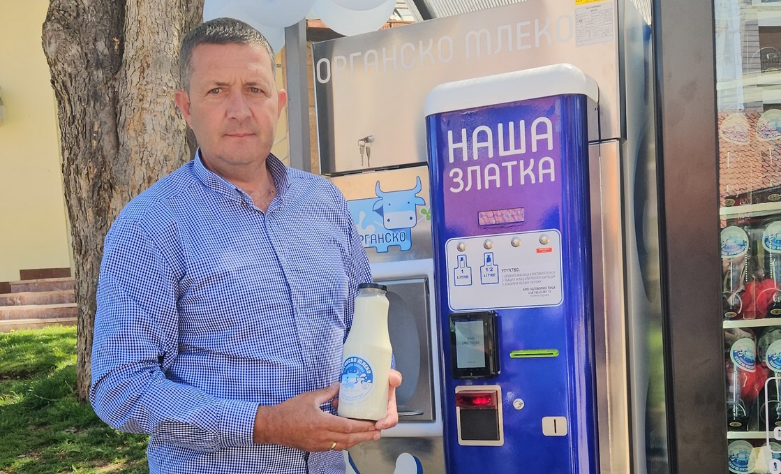 Директор Еко Аграра Марко Марић поред млекомата на Златибору