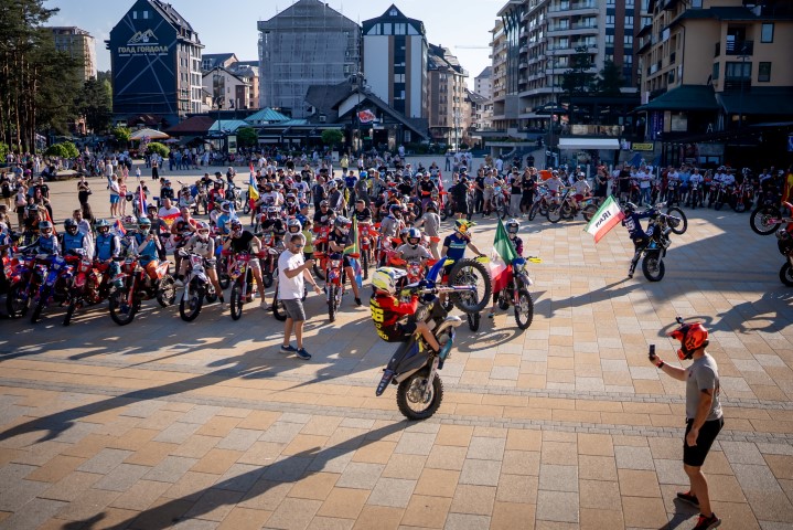 Мотоциклисти на Краљевом тргу Мотоциклисти на Краљевом тргу