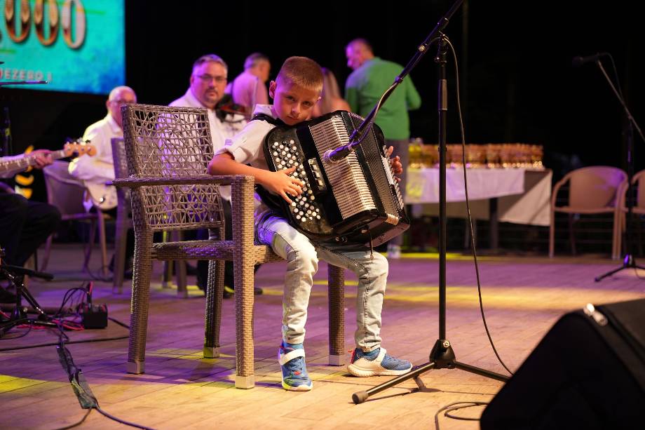 XII Међународни фестивал хармоникаша „Изворске капи – прва хармоника Србије" одржаће се у недељу 14.07.2024. у Културном центру Златибор.