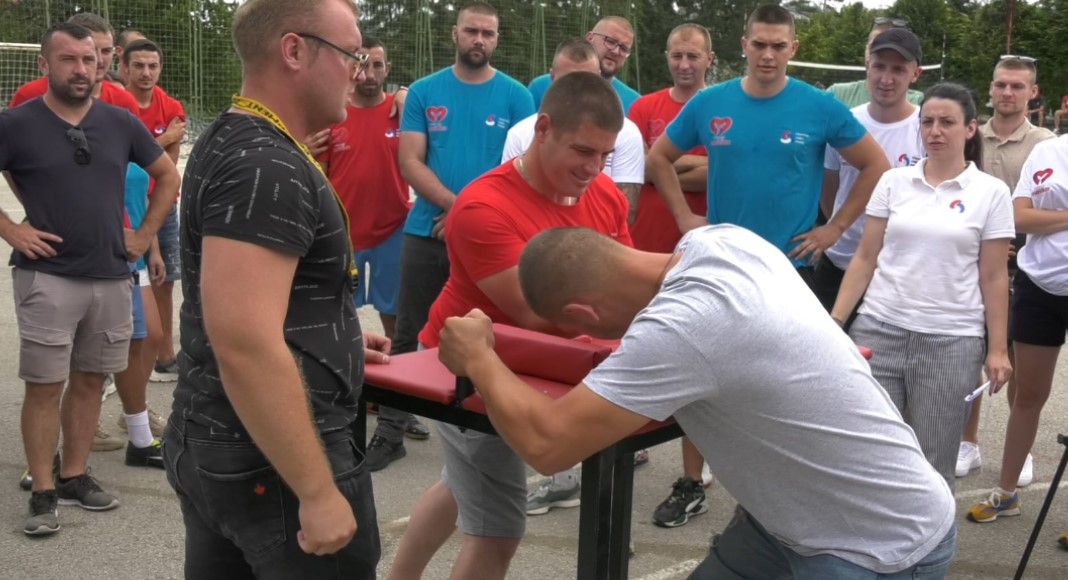 Такмичење у обарању руку