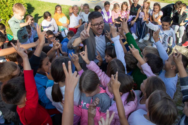 деца и песник