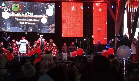 Редакција ДТВ "Златиборчићи" у новој емисији извештавала је са поделе пакетића на Краљевом тргу на Златибору