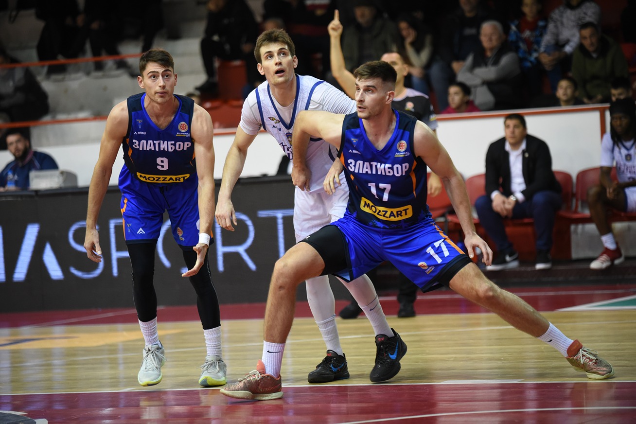 Играчи Златибора у дуелу са Чачанима