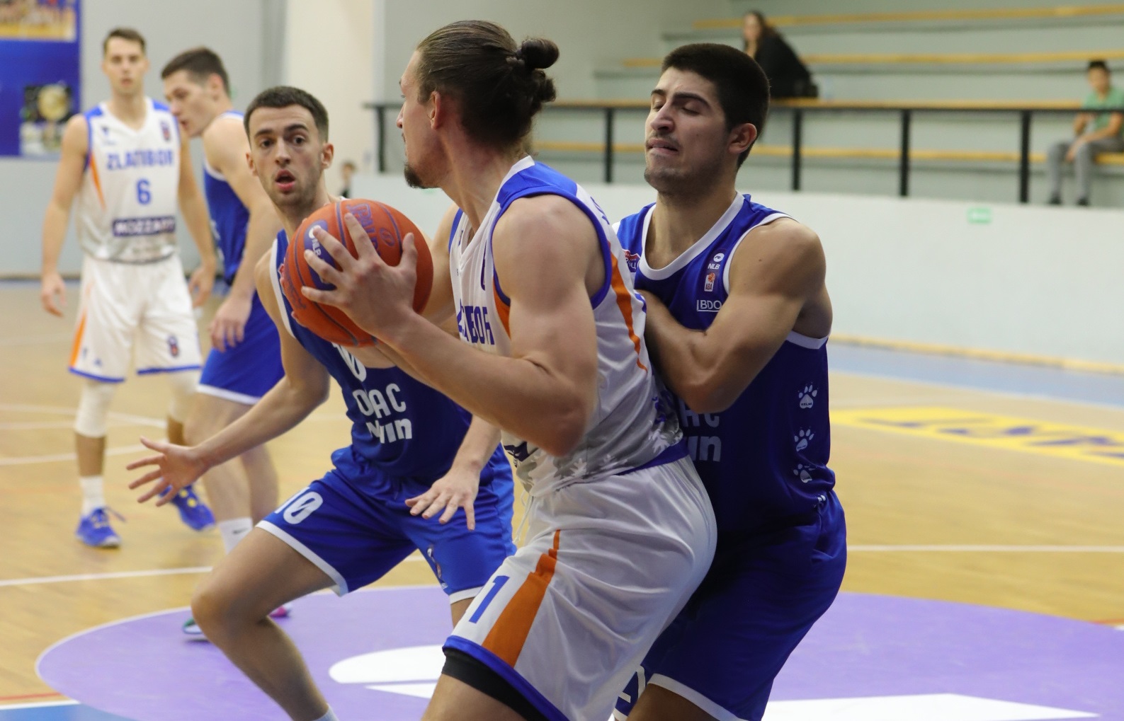 Јоксимовић у дуелу са играчима Борца Јоксимовић у дуелу са играчима Борца