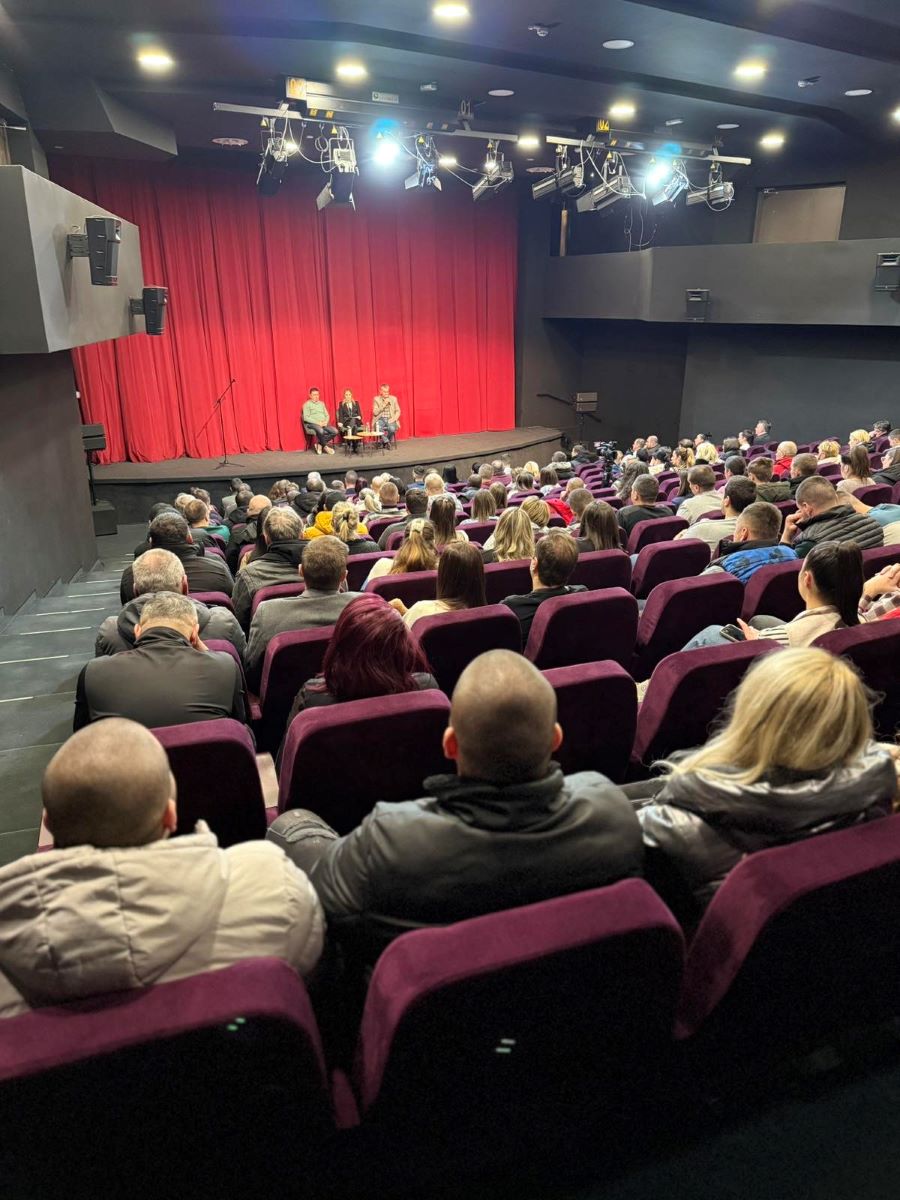 Руководство општине на јавном састанку