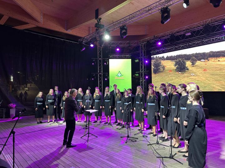 Хармонија под звездама: Хор Луна оплеменио летње вече на Златибору