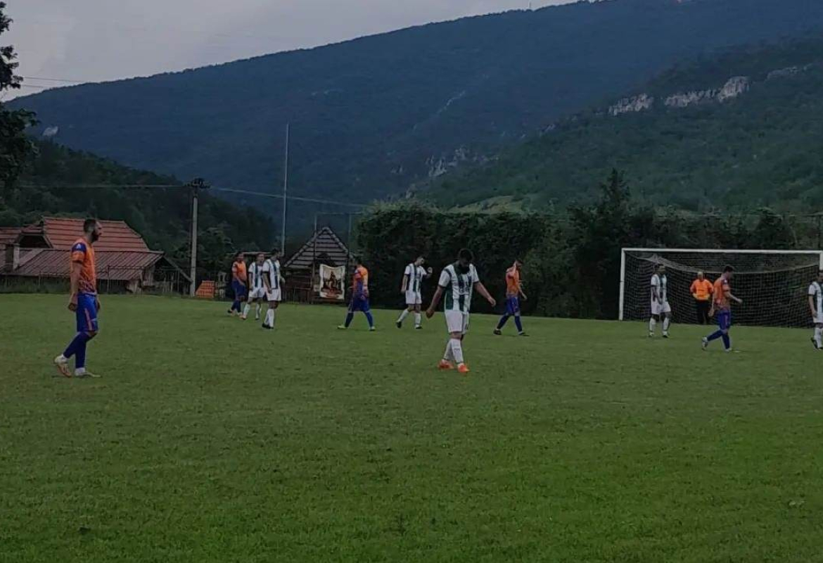 Фудбалери Чајетине на утакмици у Мокрој Гори