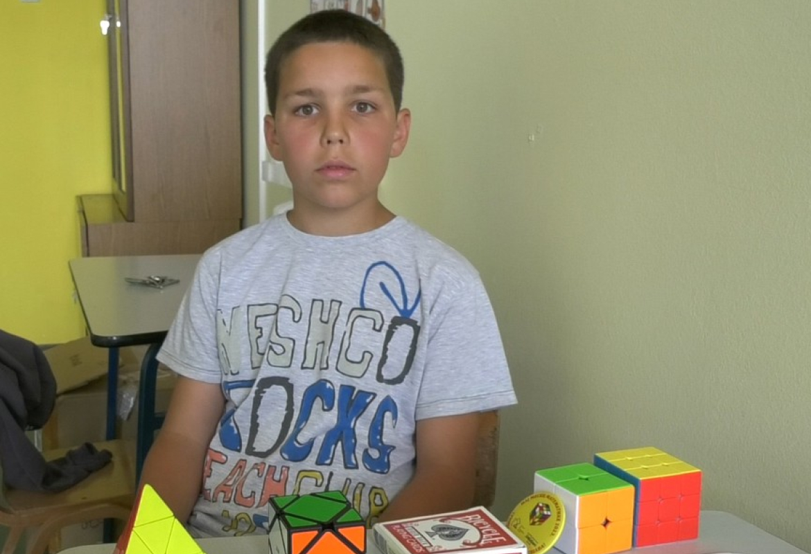 Стефан Шишовић и њехове вештине у слагању Рубикове коцке 