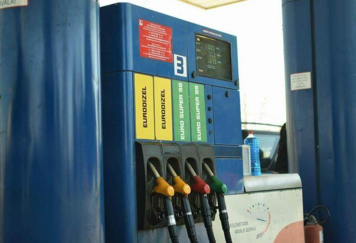 Дизел и бензин поскупели за по динар
