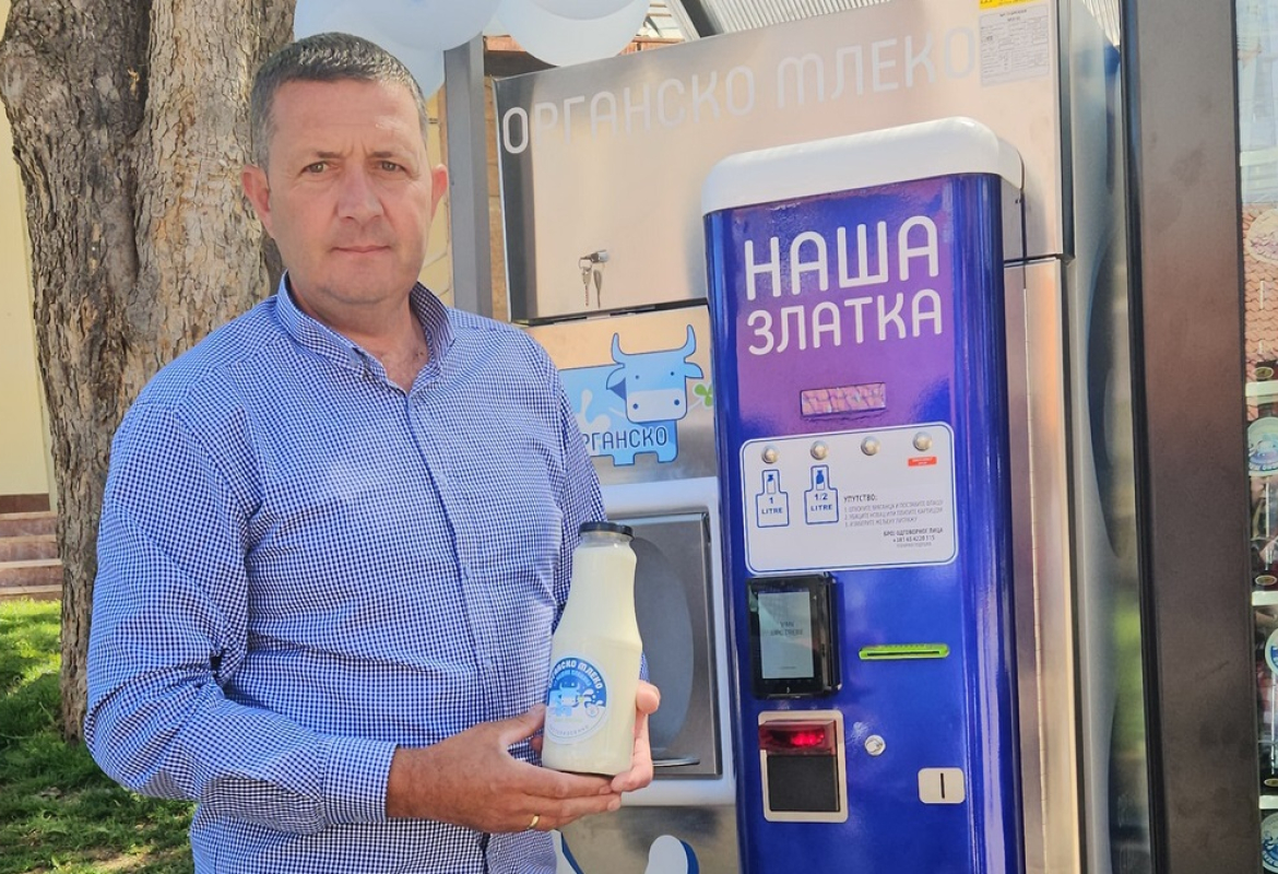 Директор Еко Аграра Марко Марић поред млекомата на Златибору