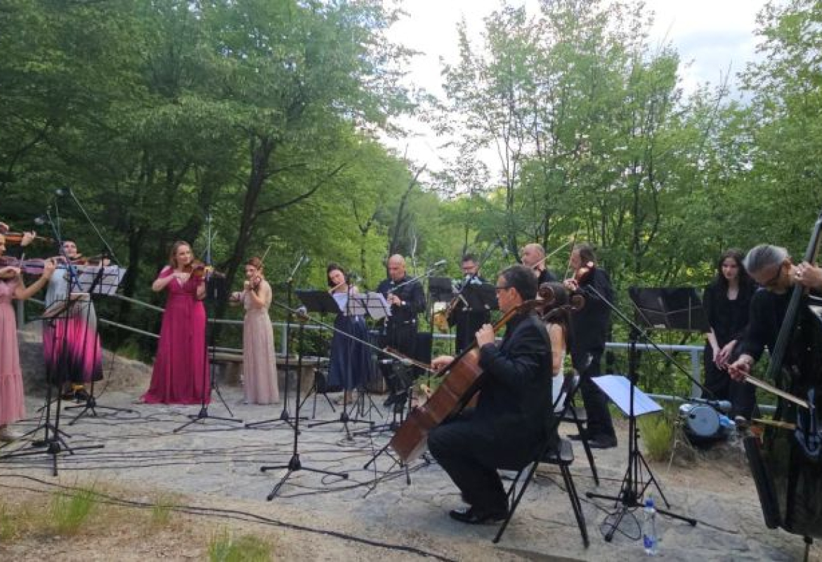 Наступ Београдског камерног оркестра на водопаду у Гостиљу