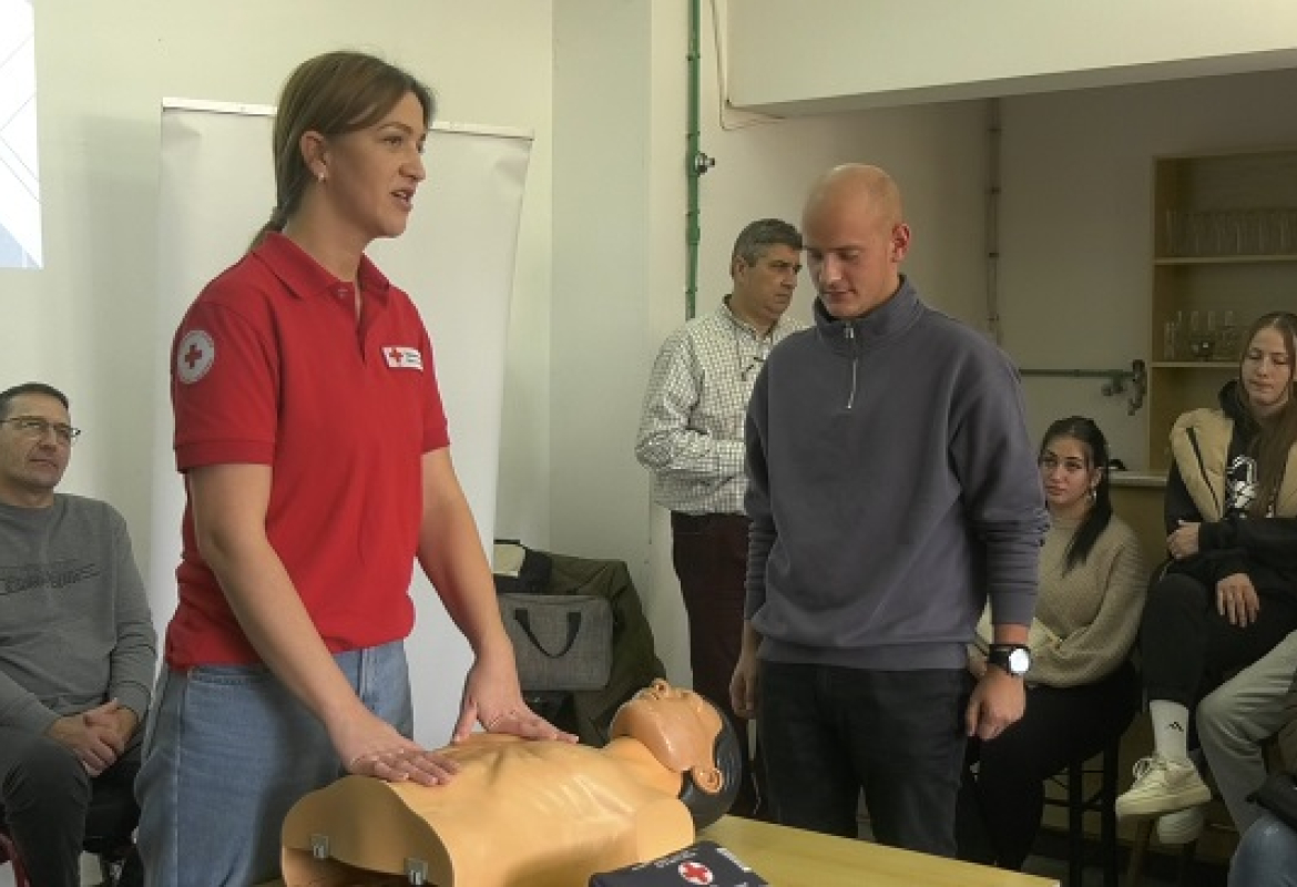 Трибина "Упозори, па помози!"